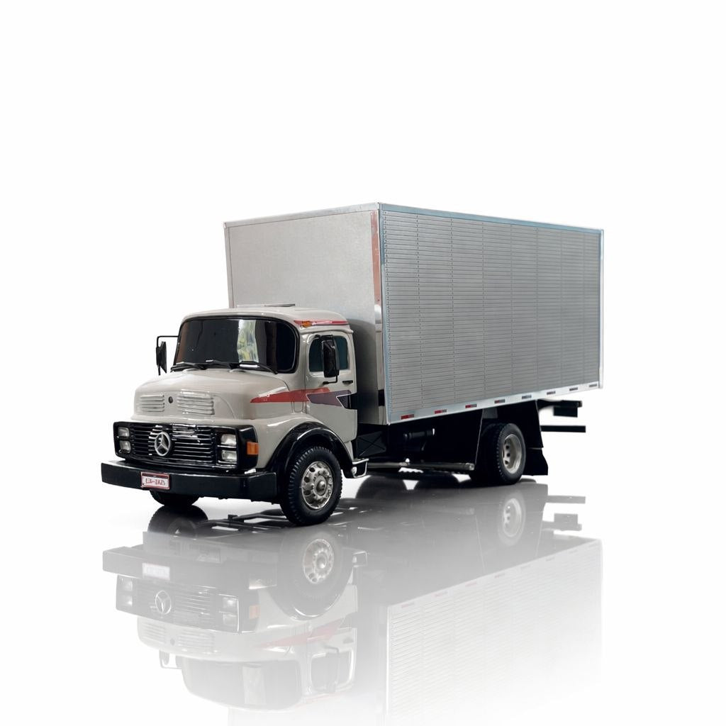 Mercedes-Benz 1113 Baú (Controle Remoto)